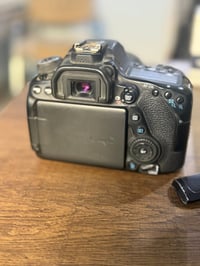 كامرة كانون 80D • فول HD 50 فريم • بطاريتين وشاحن