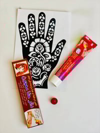 حنا أصيل • أسود وأحمر • نقش كفوف