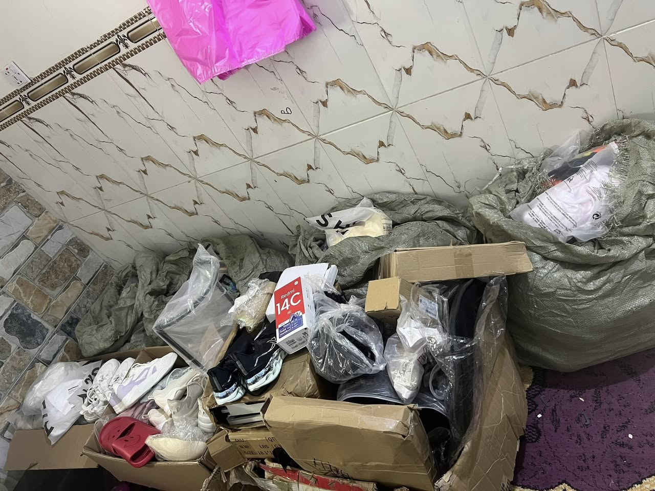 شلعة امزون وملابس شي ان مكس بيها خير من الله قطع ومبايل بيها
٤ شلفان ملابس وكارتونتين ملابس واحذيه بيهن وكارتونتين مكس عنواني نهروان للتواصل *********** واتساب بسعر مناسب
