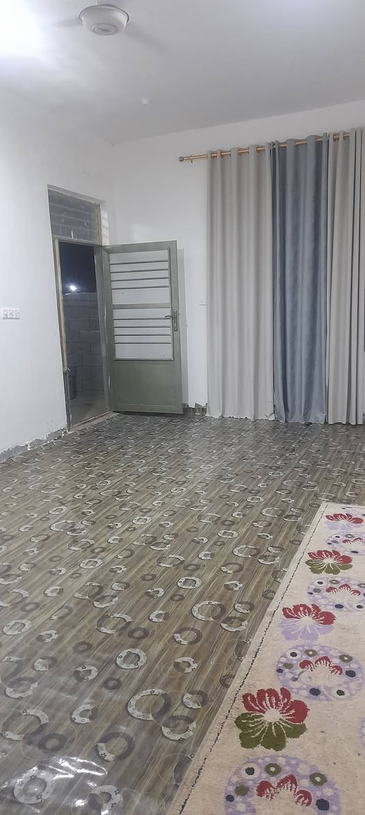 سلام عليكم دار سكن للبيع بناء حديث لبيت متكون من غرفتين نوم وصاله وستقبال ومطبخ لبيت جاهز لسكن مساحه 255 معه طرمه كبير لبيت طابو زراعي حي الكرار نهايت شارع 30   لتفاصيل عله تصال ***********
