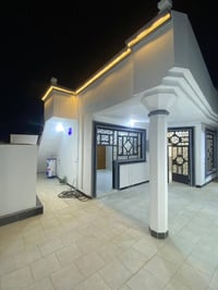 طريق المطار • قرب جامعة القمة • للبيع/للايجار