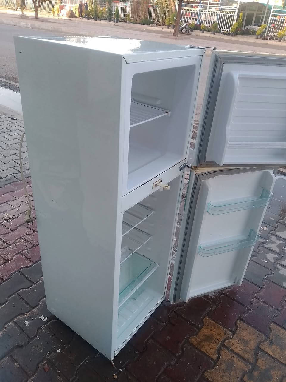 ثلاجه 10 قدم للبيع شغاله 
***********
