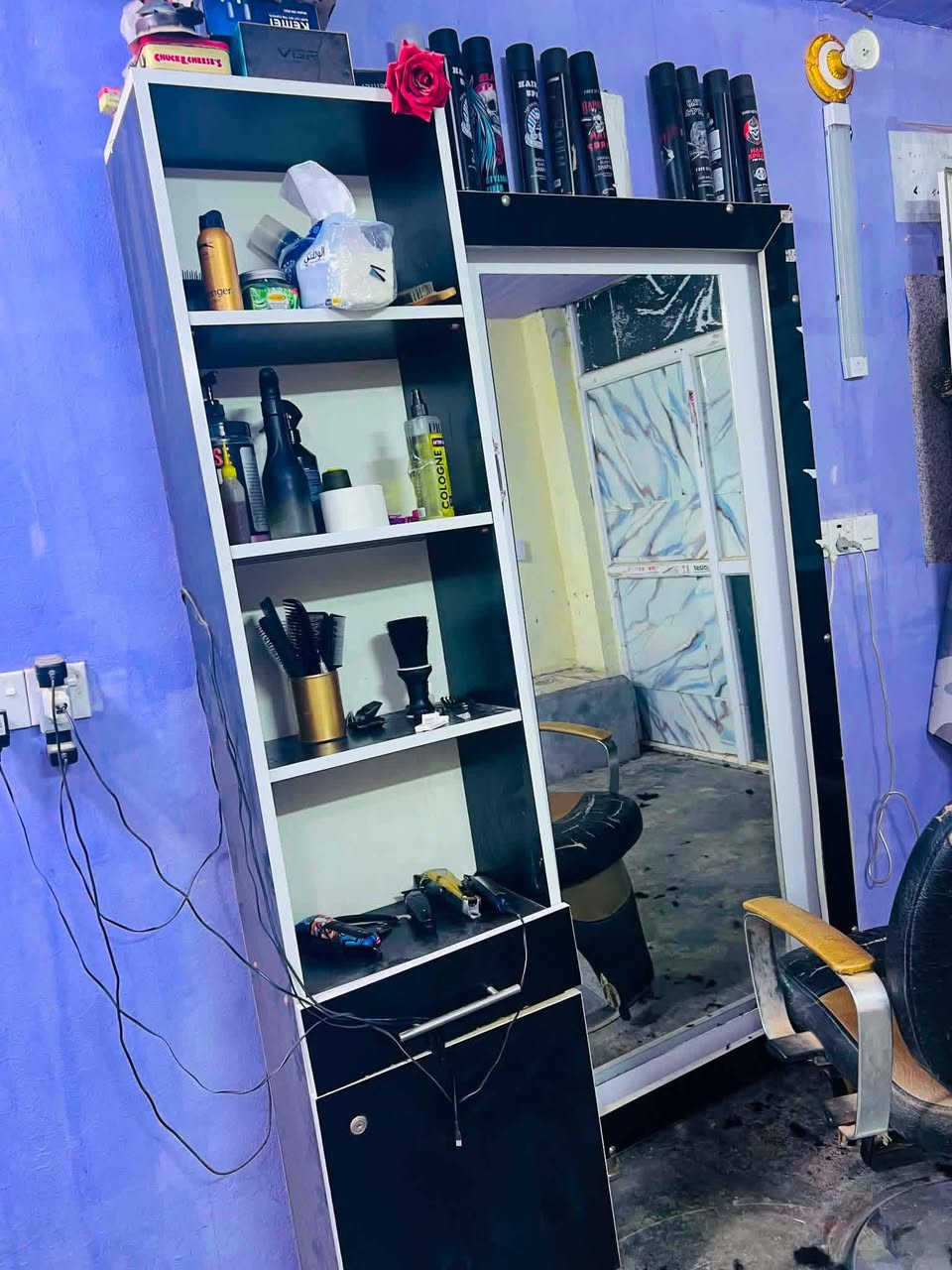 ميز حلاقة كامل  مع مرايا+كرسي للبيع رايدهن ١٧٠ رقم الهاتف ***********
