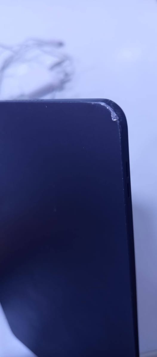 للبيع تاب هونر باد X9 (Honor Pad X9) مستعمل - كامل ملحقاته الأصلية
** تفاصيل الجهاز:**

الشاشة: نظيفة وسليمة 100% وبدون أي مشاكل.

الأداء والبطارية: بحالة ممتازة جداً (استخدام نظيف للبطارية).

الملحقات: الكارتونة الأصلية + الشاحن البلادي (الواير والفيشة الأصلية).

** الملاحظات (للأمانة وبدون غش):**

توجد خدوش بسيطة في الظهر نتيجة الاستخدام.

يوجد ثلم صغير جداً في حافة الألمنيوم (بعيد عن الشاشة تماماً ولا يؤثر على الجهاز).

الكفر مكسور (يعني تحتاج تشتري له كفر جديد).

** السعر:**  155الف (وبي مجال طيب).
** المكان:** [حي الأمامين]
** للتواصل:** [***********]
