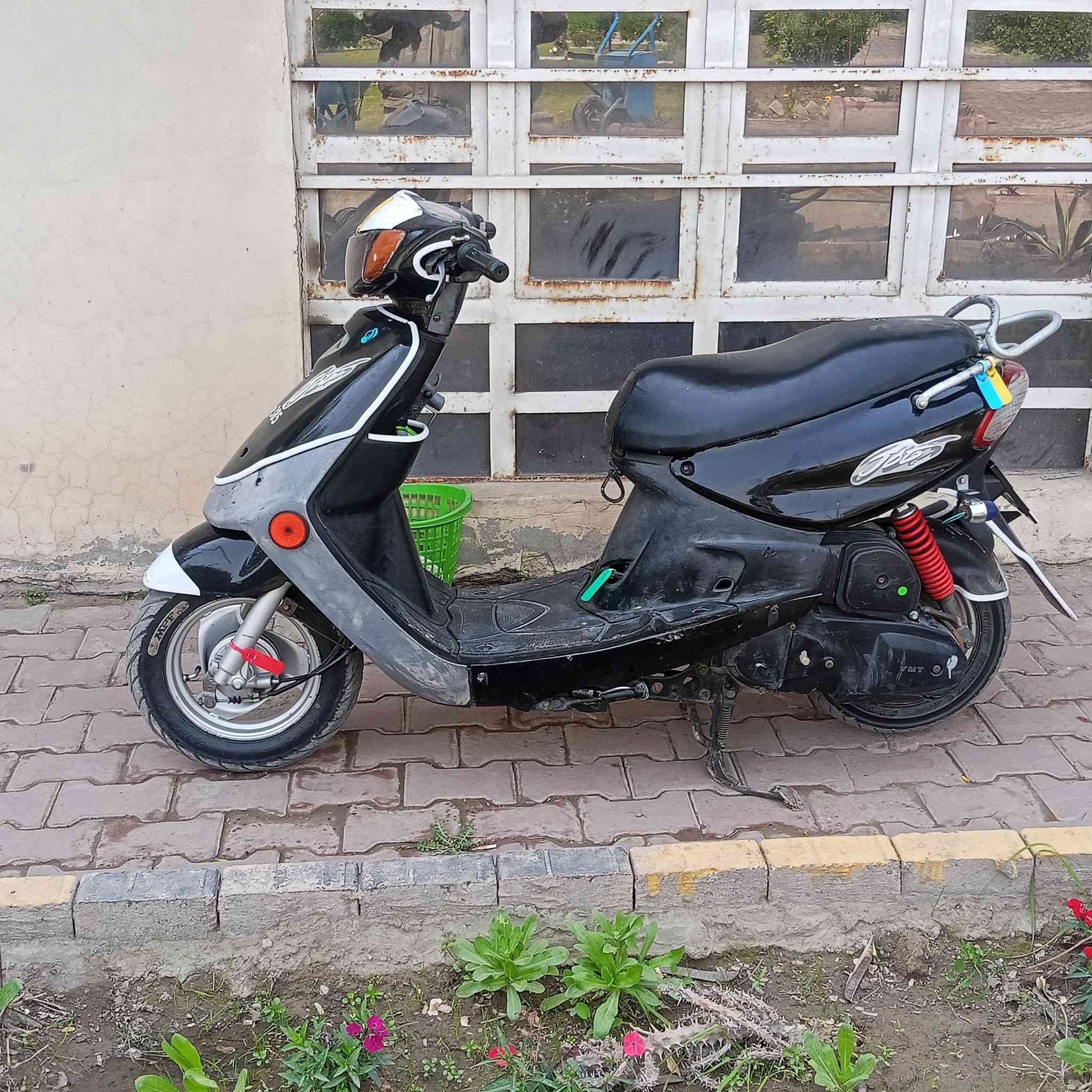 سلام عليكم دراجه للبيع ماعرف نوعيته بيه منفيس
رايده 350بيه مجال مكاني بغداد الحسينيه المعامل 
وتساب موجود ***********
