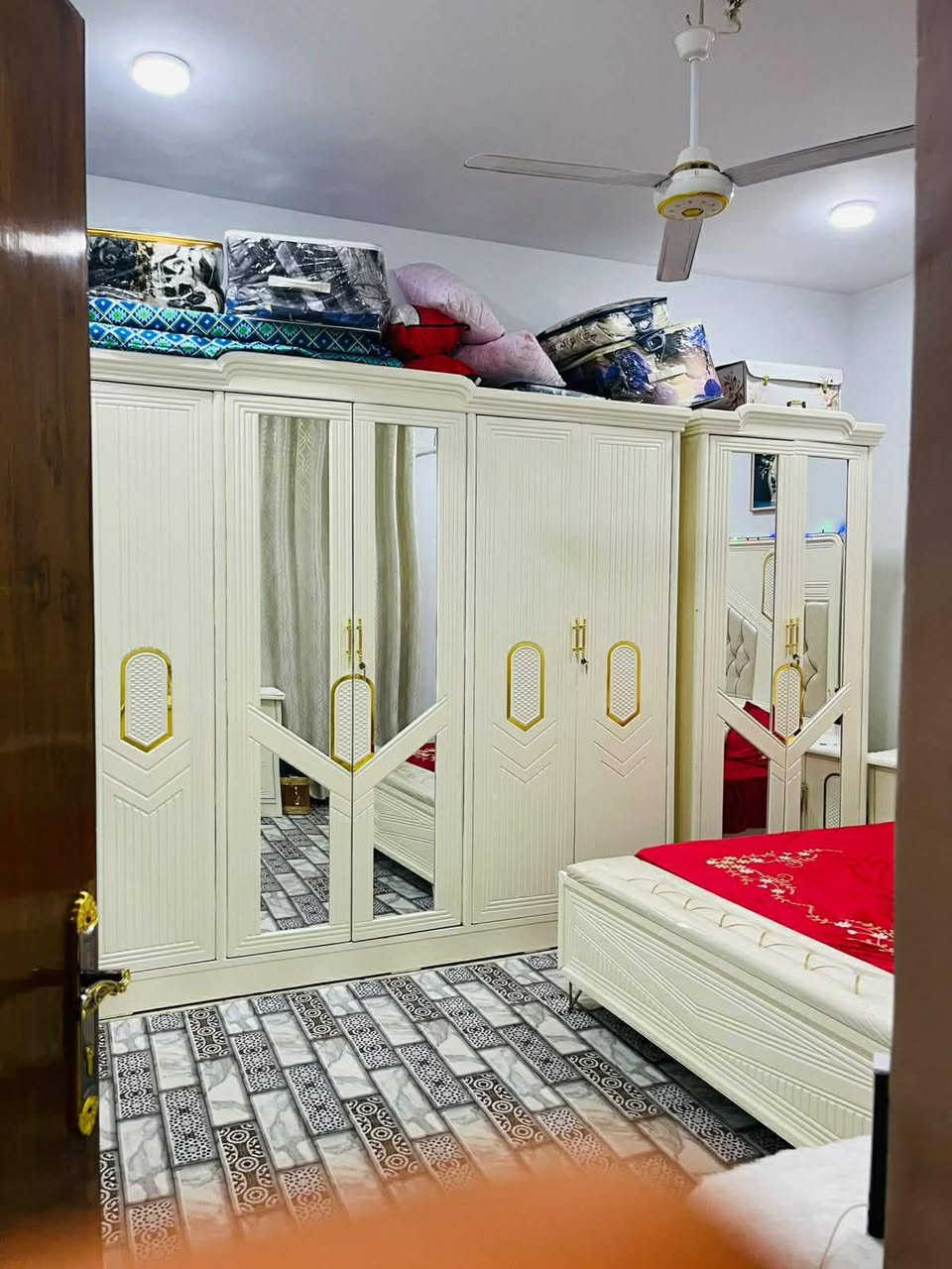 بيت طابو صرف 
215م 
الواجهة ١١
النزال5. 19
مع الاثاث 
حي المشتل ثالث فرع عن شارع  ٦٠
الاستفسار الاتصال بالرقم ***********
