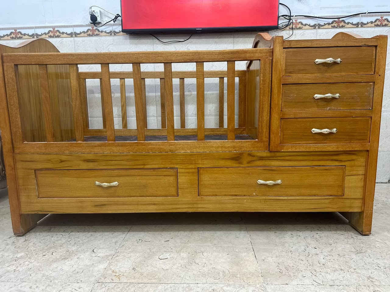 سرير أطفال جديد 250 الف سبب البيع كبر السرير *********** حي الحسين القديم المنتزه
