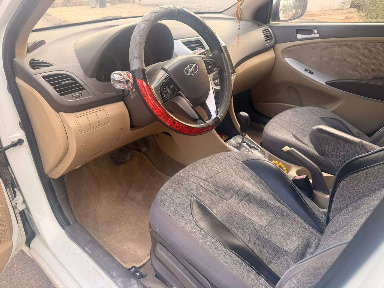 اكسنت 2013 للبيع
خليجي 1600 
رقم بابل بأسمي تحويل مباشر 
شاشة + كامرة خلفية 
كير ومكينه مكفولات 
ادامة كاملة
صدر امامي وخلفي جديد
تبريد + تدفئة 
بيهة قطعتين 
سعرها  90  
رقم تلفون /***********
