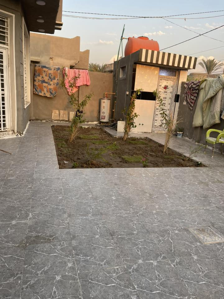 بيت للبيع
في السياحي النخيله فرع المحطه او فرع الجامع ركن تبليط للباب كافه الخدمات مولد ذهبي انترنت ضوئي مساحته 345 متر يحتوي على:

 غرفتين (غرفه 5ونص*4)

غرفه سويت  (5*4)

مطبخ (5*4)

كلدور(7*4+4*4)

استقباال (8*4)

مجمع صحيات (3*4)

صحيات خارجيه  

بيتونه (8*4)

بناء 2025

للاستفسار ***********
