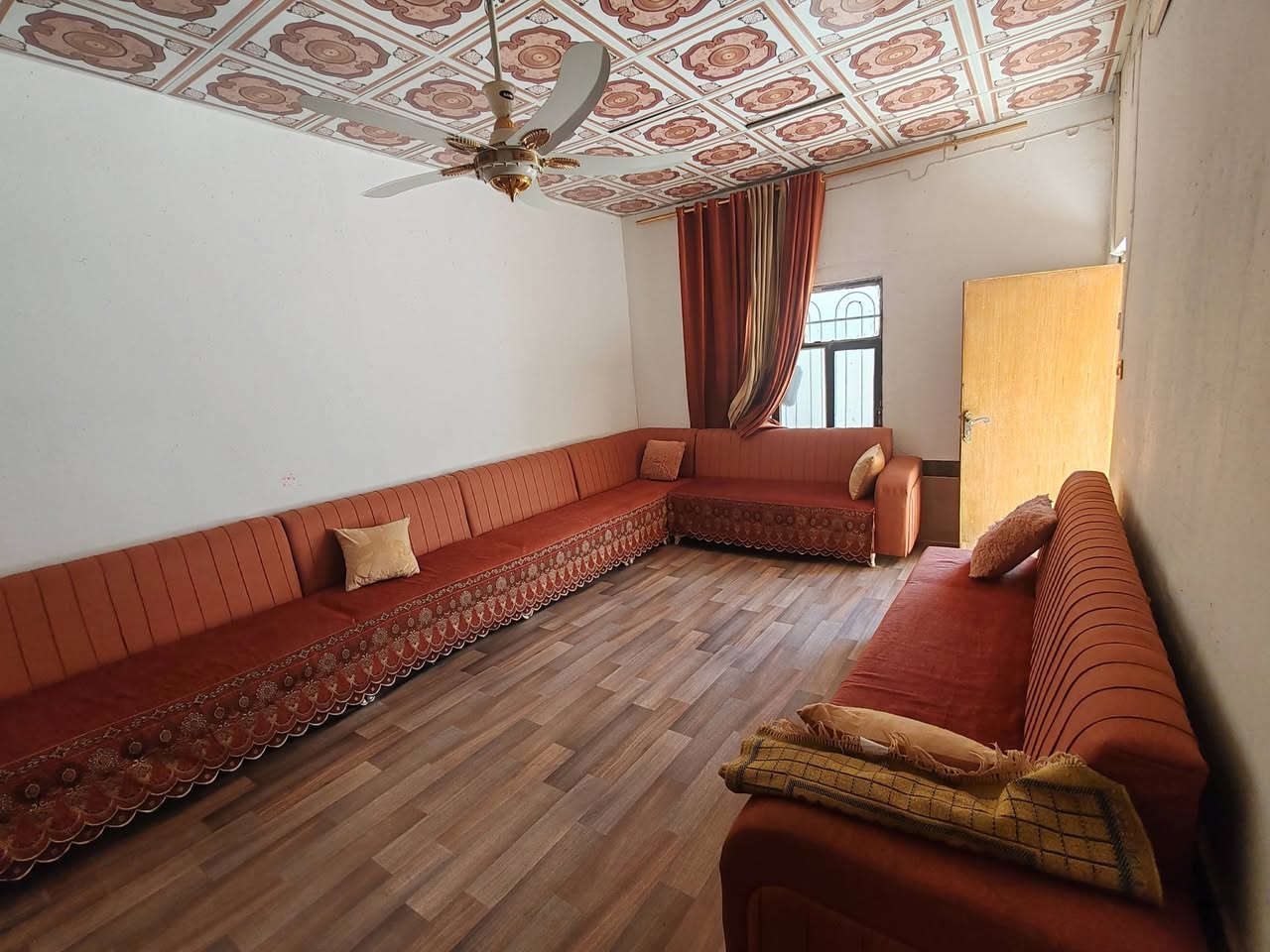 ✨ دار للبيع – حي علوش
📍 فرع مؤسسة الشيخ مكصد (رحمه الله)
🏠━━━━━━━━━━━━━━━━━━━━🏠
📐 مساحة السند: 144 م²
📏 المساحة الفعلية: 200 م²
📄 طابو صرف
───────────────
🛏️ 3 غرف نوم
🛋️ صالة واستقبال
🍽️ مطبخ
🚿 مجمعات صحية داخلية وخارجية
───────────────
💰 السعر: خاص للجادين
📞 ***********
📩 واتساب / ماسنجر
───────────────
⚠️ يرجى سكرين المنشور والتواصل خاص
🏠
