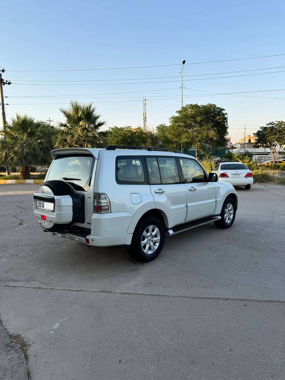 باجيرو ٢٠١١ خليجي حبتور
سياره على وضع الشركه 
 لون ابيض صدفي 
سياره فول الفول مواصفات ١/١ 
١. فتحه سلايت 
٢. دمامات خلفي او امامي 
٣. كشنات جلد كهرباء 
٤. ويل كبير 
٥. مري شفط +مرايه نيكل + اشاير بلمري 
٦. يده نيكل 
٧. مكينه ٣٥٠٠ المرغوب 
٨. صاج ملكي 
٩. ثلاجه داخليه 
١٠. داخل بيجي 
١١. ٧ راكب + ٣ قطع تبريد 
١٢. تحكمات ٣ جهات 
١٣. فورويل درايف
١٤. حساسات خلفيه 
١٥. زراك لايت 
١٦. حساس امامي 
١٧. اشاير ترحيب 
١٨. بلوجكتر خلفي 
١٩. نضام مانع الانحدار 
٢١. رقم سليمانية دولي تحويل مباشر 
٢٢. سعر ١٥٨  وبيها مجال بصيط 
٢٣. للستفسار *********** 
٢٤. عنوان كلار
