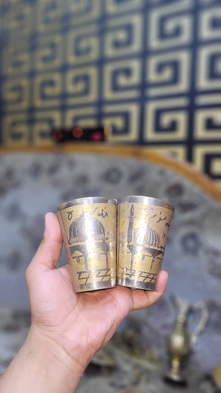 تحف ونحاسيات (براص) قديمة - قطع مميزة للديكور
التراثي 
لأصحاب الذوق الرفيع ومحبي التراث، مجموعة من الأنتيكات النحاسية (براص أصلي) تتميز بدقة النقش اليدوي والقدم، مثالية لإضافة لمسة فخامة للمضايف، المكاتب، أو زوايا المنزل. 

• ​مرشات ماء ورد (قمقم): أطوال مختلفة بنقوش عربية كلاسيكية.
• ​طقم دلال وفناجين: دلة زينة مع فناجينها وصينية خاصة، بتصميم ملكي.
• ​أباريق وكلاصات: أباريق منقوشة وكلاصات نحاسية ثقيلة "دق يد".
• ​منحوتات فنية: قطع زينة نادرة (طاووس، جمل، وغيرها) مشغولة بحرفية عالية.
​
• ​المادة: نحاس أصفر (براص) ثقيل وأصلي.
• ​الحالة: القطع بحالة ممتازة، محافظة على رونقها، وخالية من العيوب. 

المكان: [بغداد الحرية]
للتواصل: *********** أو مراسلة الخاص.
