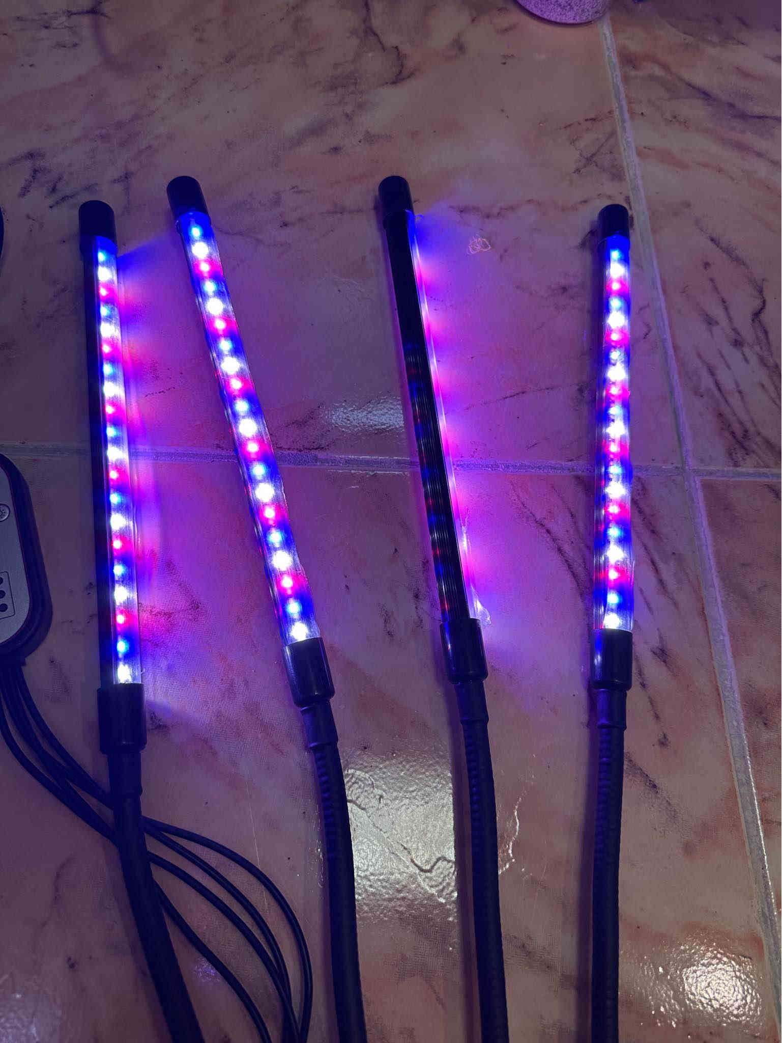 لیدێكی زۆر تایبەت و ڕاقی  بۆ گوڵەكانی نێو ماڵەكانتان
جێگرەوەی تیشكی خۆرە
بەكاردێت بۆ دەستپێكی تۆو یاخود نەمام
وە بۆ گەشەكردن و گوڵكردن بەكاردێت
سودێكی ئێجگار زۆری هەیە بۆ نێو ماڵەكان
  هەڵئەواسترێت  بە جلگرەیەك كە ٤ لیدی بە جیا پێوەیە بە دڵی خۆت یارییان پێ ئەكەیت و ھەر شوێنێكت بوێ ئەسوڕێت و بەرز و نزم ئەبێت و ئیسپڕینگییە
كۆنترۆلی خۆی لەگەلە 
٧ دەرجە كز و زیادی ھەیە ڕووناكی
ئەتوانی بە جیاش ئیشیان پێ بكەیت یاخود یەك لید ئیش پێ بكەی
٥ مۆدی جیاوازی ئیشكردنی ھەیە
مۆدێكیان سپی
مۆدێكیان شین
مودێكیان سور
مۆدێكیان شین و سور و سپی پێكەوە
مۆدێكیان شین و سور پێكەوە
وە تایمەرە  بۆ ٤ سەعات بۆ ٨ سەعات بۆ ١٢ سعات 
قیاسی هەر لیدێك بە قاچەكەوە ٦٠ سم
نرخی بۆتە ٢٥ هەزار
------------------------------
ئەوەی ویستی نامە بنێرێت لە واتس ئەپ یا ڤایبەر 
***********
گەیاندنمان بۆ زۆربەی شوێنەكانی كوردستان ھەیە السليمانية
