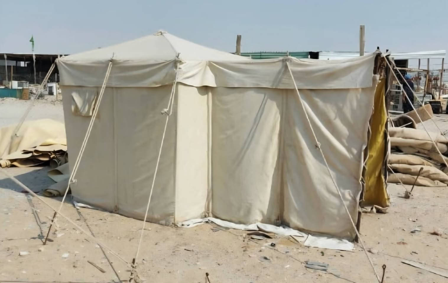 خيمات باكستانيات عدد2 مكونة من 4طبقات القياس 5×5 جدد غير مستعملات +حمام مغلف نايلون من الداخل ويوجد مبردات حديد حجم كبير جدا عدد 2 انا من البصرة ومكان الخيم كربلاء 
***********
+
