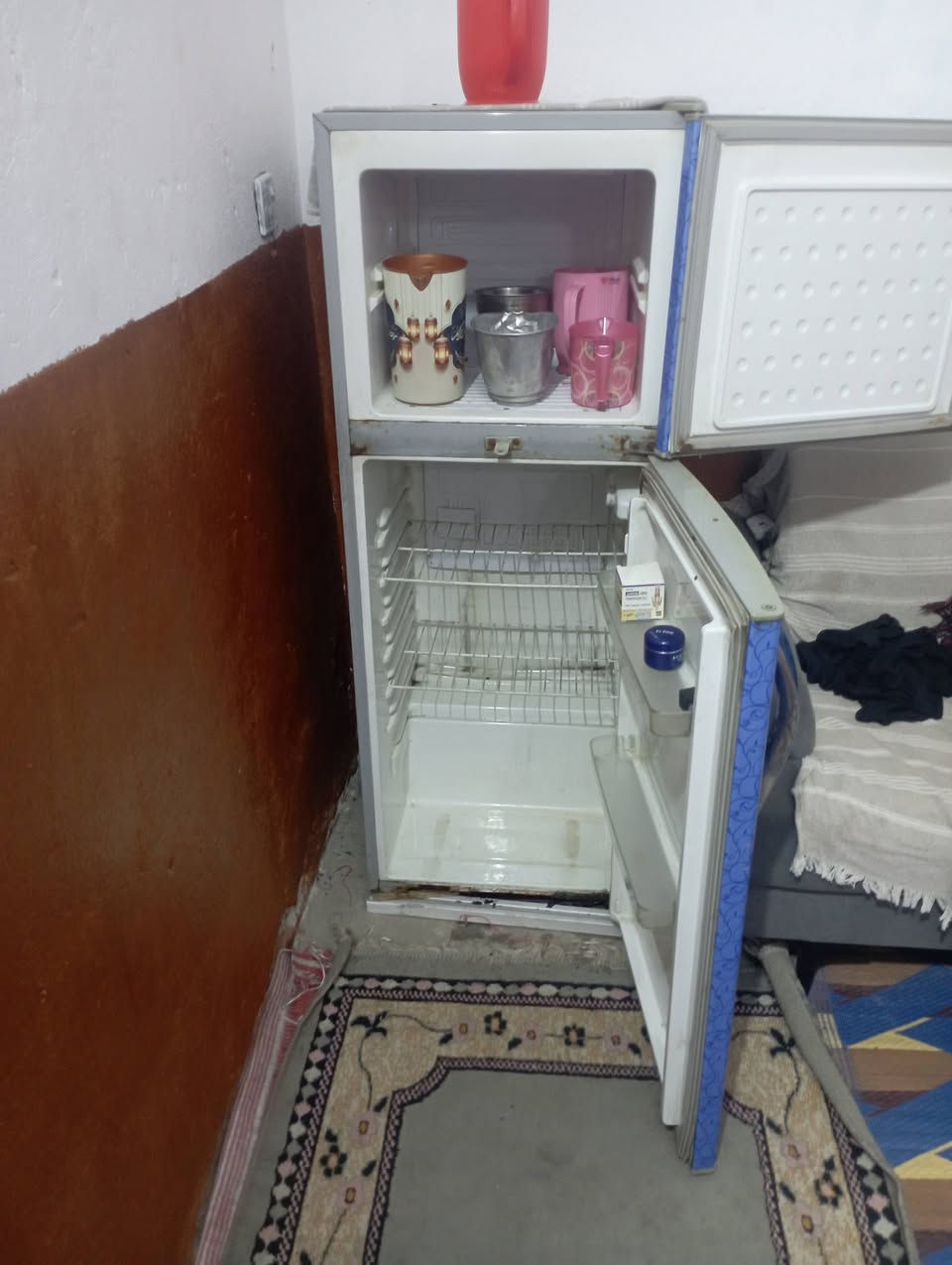 ثلاجات للبيع ثنين عل فحص يجمدن بس وحده بابه واكع يعني بي زنجار وثانيه مابيها شي مكاني بغداد فلكت حي نصر رقم الهاتف ***********
