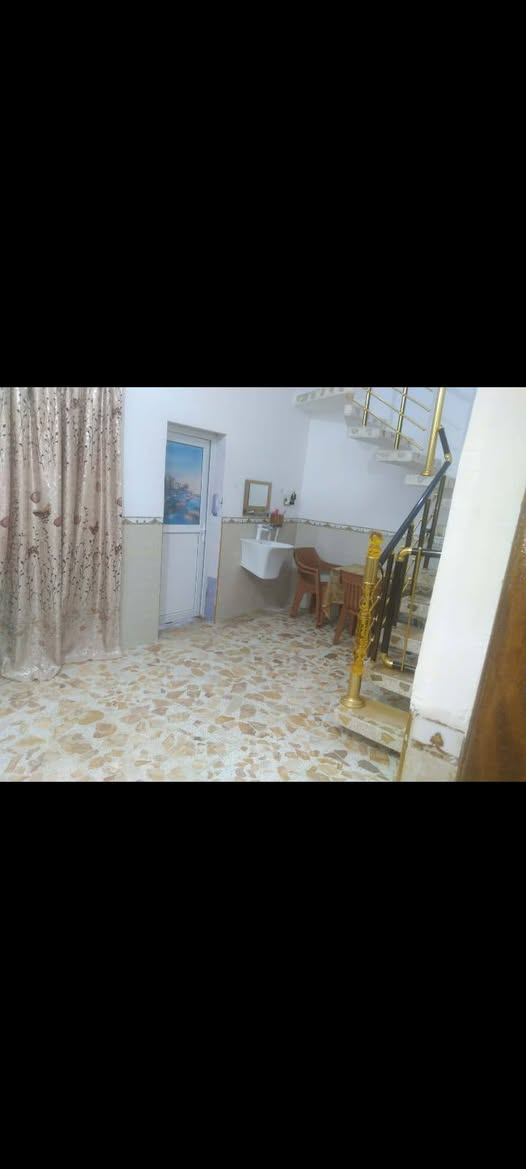 بيت للبيع في الماجدية خلف الصفا القديمة مساحه 100 مربع ركن سند 25 غرفه واستقبال وصاله ومطبخ وحمام كامل المواصفات بناء حديث كله طابوق الطابق الثاني صاله وحمام بس سعر مناسب جدا مستعجل ع بيعه خدمات كاملة فقط لايوجد تبليط منطقة هادئة 
للواصل ‏‪‏‪***********‬‏
والخاص مفتوح
