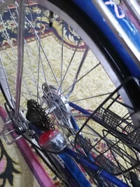 بايسكل للبيع حجم 27كير حساس بناتي اللون ازرق السعر 150الف دينار0771589...