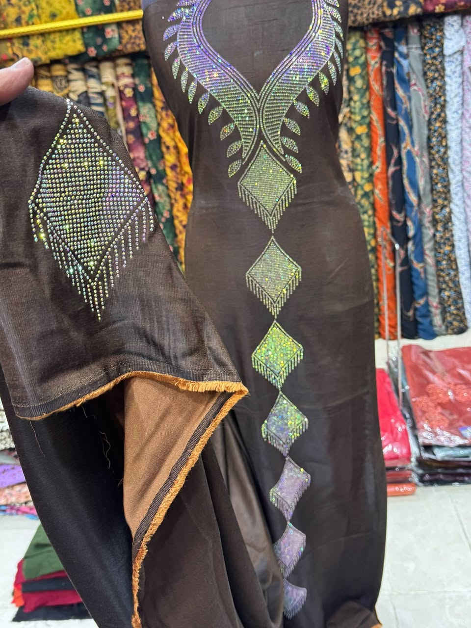 كشمير ماڤي ماڤي مايباخ الاصلي🌷
قطعه مترين ونص مطرز ستراس حراري الاصلي بالطول مع الردن

السعر جدا مناسب قطعه فقط 13.000 

متوفر على ١٢لون وعلى أكثر من ٢٠ موديل ستراس 
اختاري الون والبصمه واحنه نشتغلها الج 💗

توصيل كركوك 3 محافظات 5 
6قطعه توصيل مجاني 
12 قطعه ينحسب حساب درزن وتوصيل مجاني 🔥😍


**إذا كنت صاحب هذا الإعلان وتريد حذفه لأي سبب، رجاءا أرسل رسالة إلى الدعم الفني**