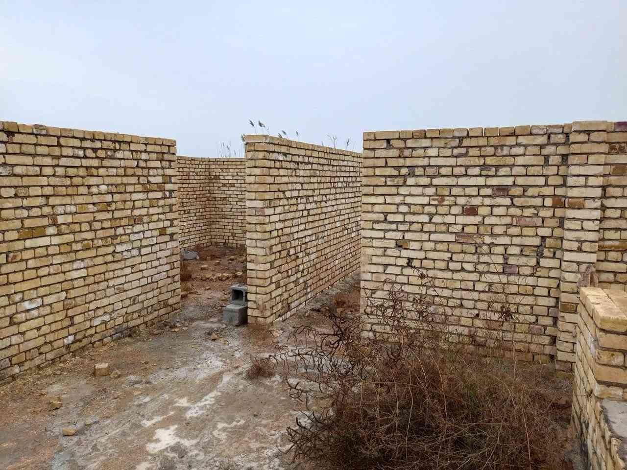 بيت حي العدل هيكل مساحه ٢٥٠م يتكون من مضيف غرفتين نوم وهول مطبخ وحمام وصحيات بناء طابوق مع 500بلوكه *********** مراجعه مكتب المسعودي سعر بيع 35
