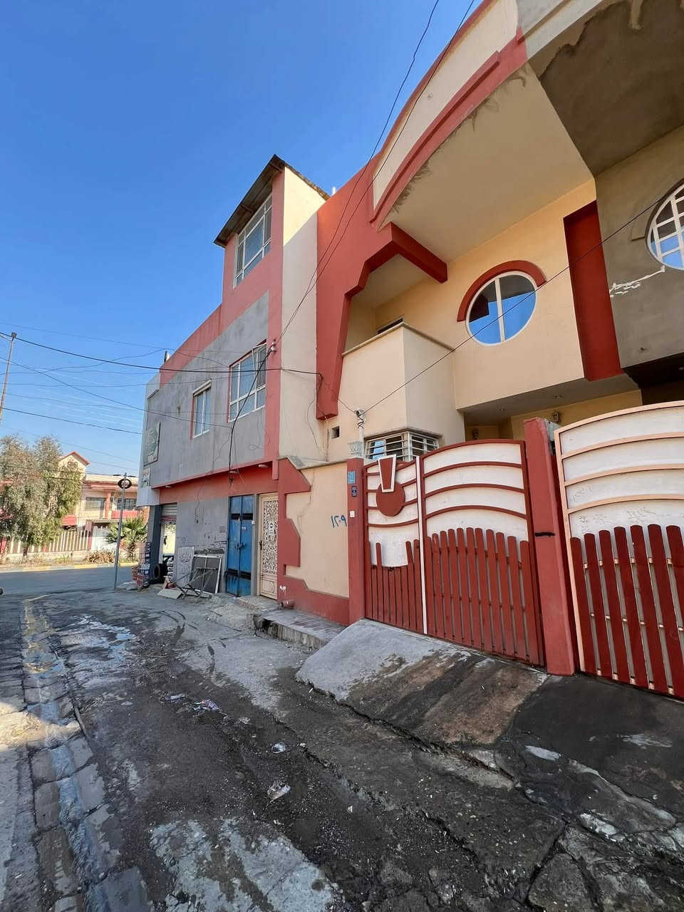 #مكتب العلاف لتجارة  العقارات 🌟
🔴دار للإيجار مساحة 120 متر الواجهة 6 متر✨
🔴طابقين بناء حديث💥
1️⃣الطابق الاول : غرفتين نوم + هول + أستقبال + مطبخ + كراج + صحيات 🚾
2️⃣الطابق الثاني : غرفتين  نوم + هول + صحيات 🚾
🔴موقع مميز جدا 💥
🌍الموقع / حي السكر قرب ((سانكو مول 🏢 )) 
🔴يبعد عن سايدين السكر 50 متر 💥
للاستفسار
 ☎️ أسيا ***********
أو
☎️ كورك ***********
🌐عنوان المكتب / الموصل _ حي الزراعي قرب جسر السويس 🔥 
📌نستقبل عقاراتكم وطلباتكم العقارية .
