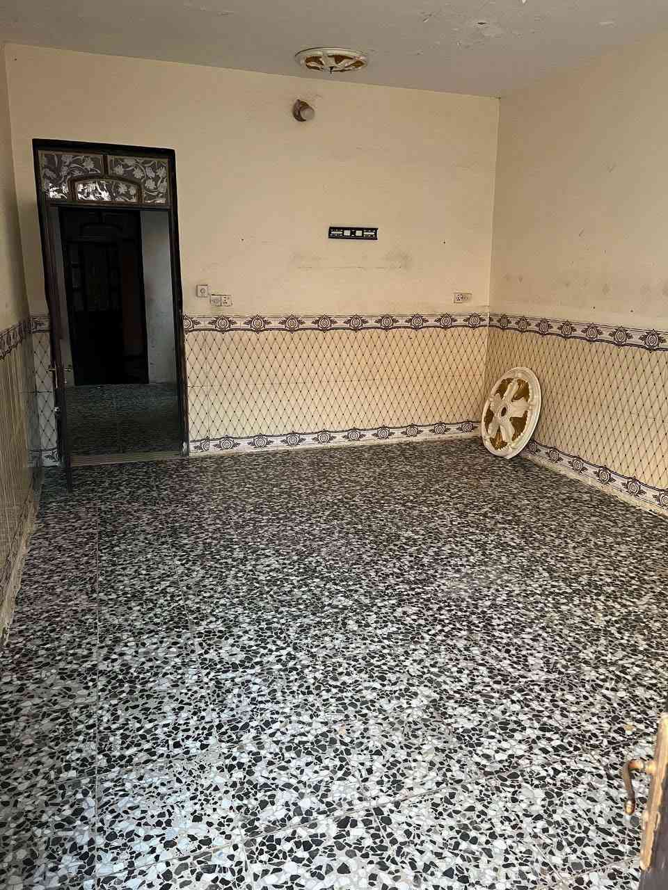 سلام عليكم بيت مساحه ٢٠٠ متر يقع في منطقة الدوانم مقابيل العبره مال الصافي طابق ونصف يحتوي على حوش وستقبال وغرفتين كبار  واجهه ١٠ ونزال ٢٠ ثامن بيت عن الشارع ٥ كيلو شارع عرضه اكثر من١٠ متر موقعه كلش حلو السعر 143 وبي مجال بسيط واي ستفسار هذا رقمي ***********l
