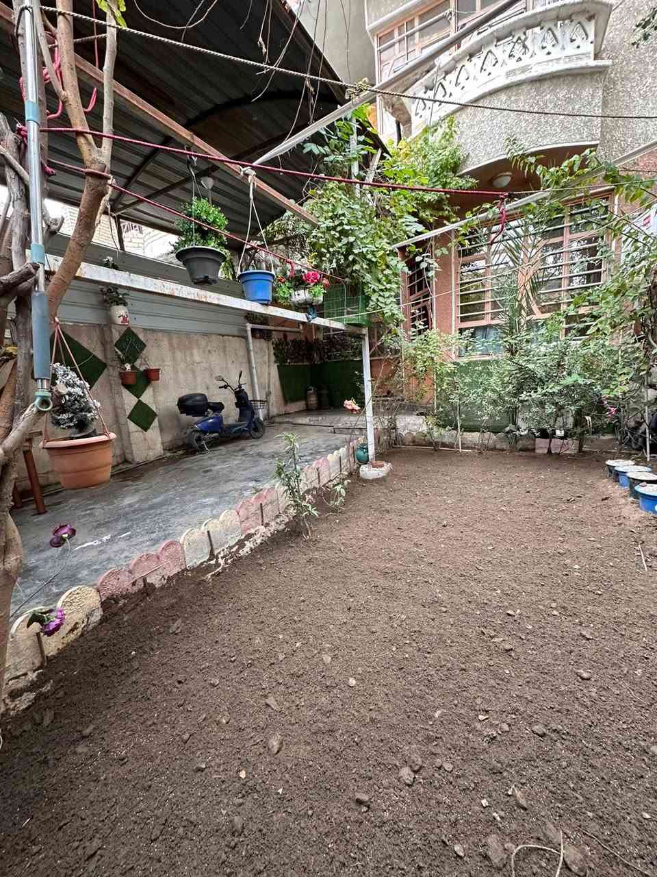 السلام عليكم دار للبيع مساحة 100متر مع حديقة تشجير 50متر 4غرف نوم مع 3حمامات ومطبخ واستقبال  البناء 2014 وارضية مرمر  فرع عريض العوان الشعب الجزائر قرب حسينية سيد حيدر رقم الهاتف  ‭0772 367 0195‬
