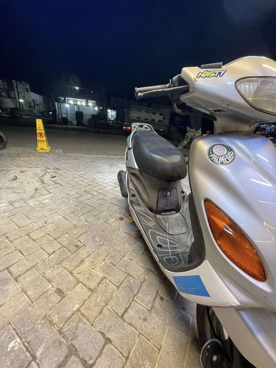 السلام عليكم دراجة دولفين لون مثل ما اشوفون مدامكم دراجه بلاد فحل ما مفتوحة نگرة وهندر شغال السعر ٩٥٠ وبي مجال مو شراي لا تخابر 
***********
