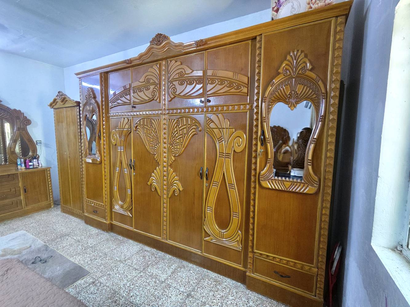 السلام عليكم 
غرفه نوم صاج عراقي 
صاج داخل وخارج 
كنتور + جرباية + زاوية + ميز تواليت 
السعر 600 الف 
العنوان بغداد 
***********