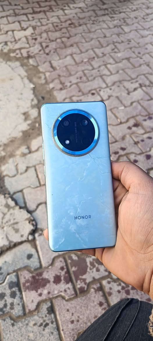 مكلف بنشر رقم صاحب الجهاز ***********
جهاز هونر c9x ذاكره 256 عشوائيه 12 بطارية 🔋 ٦٦٠٠ الجهاز بيه فطر بل الشاشه مثل ماموضح بصوره 
المكان الديوانية شارع الدغاره
