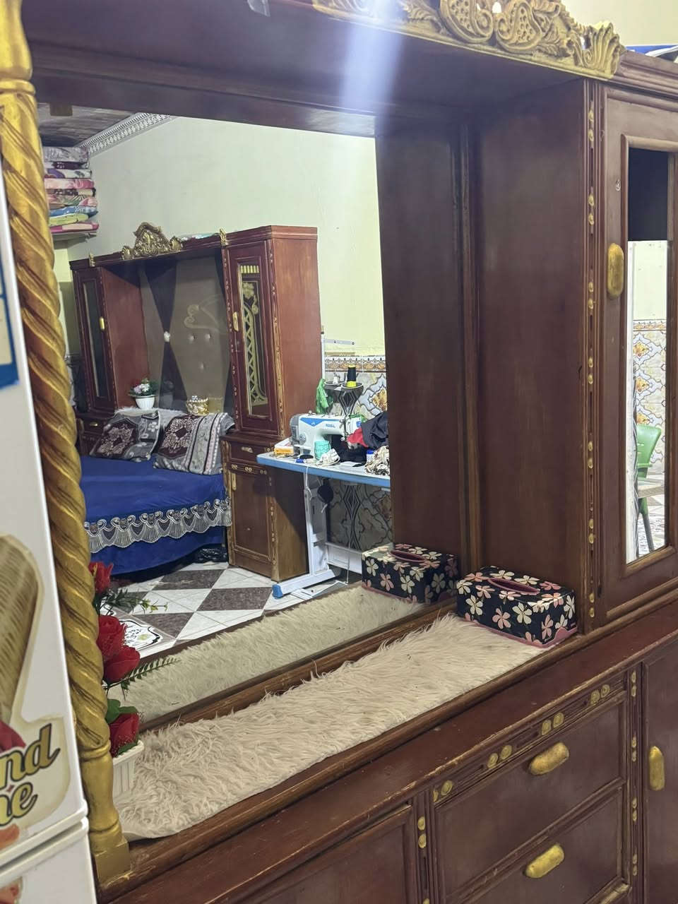 سلام عليكم 
غرفه نوم تسگام عراقي تتكون من خمس قطع 
كنتور 5باب جربايه +مسرح مرآة ميز تواليت (زاوية)  نضيفه جدا مابيه شخط انضف من الصورة السعر 750وبيه مجال 

المكان قضاء سومر 
***********
