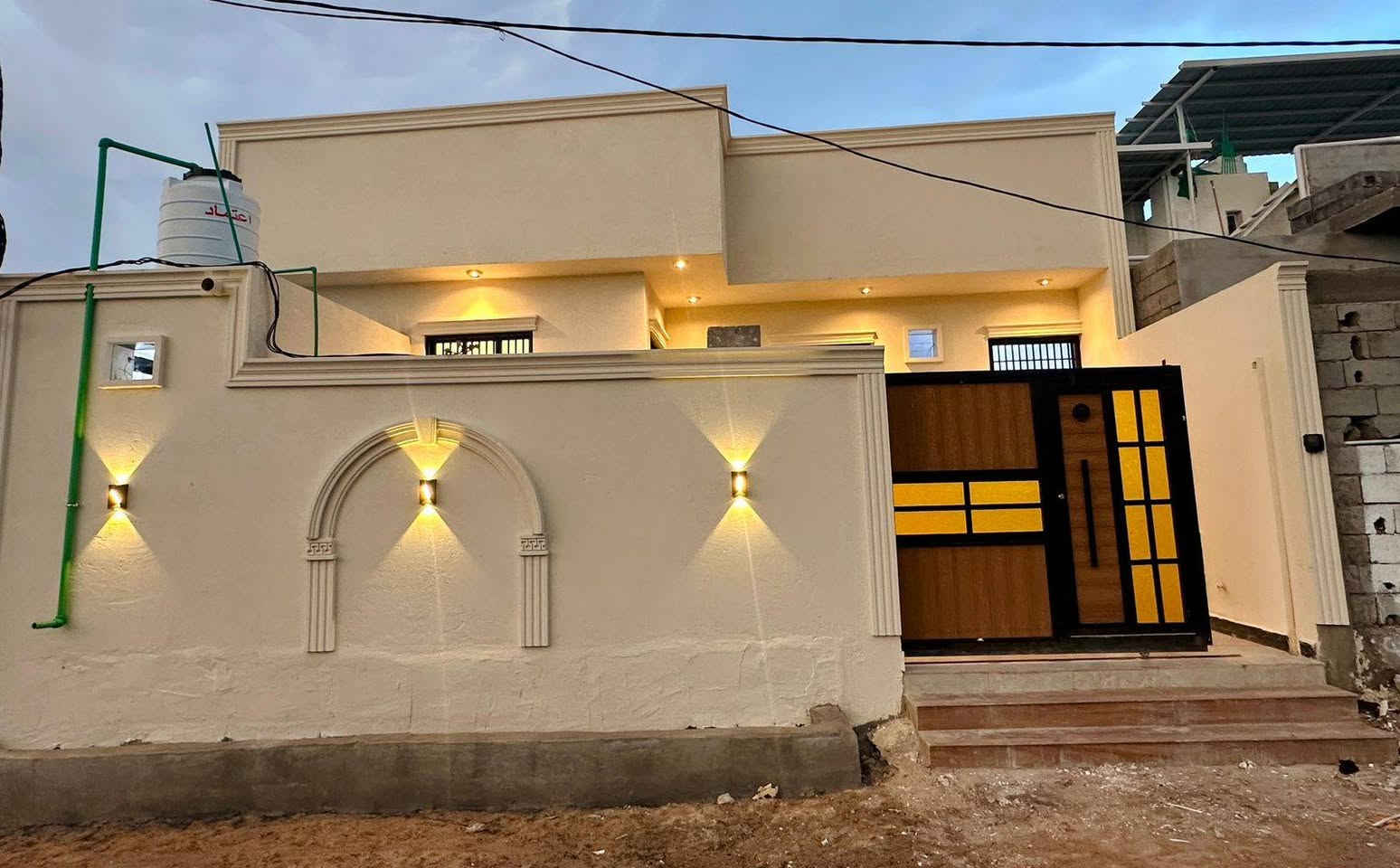 السلام عليكم
دار للبيع في التنومة الصالحية نوع العقار طابو زراعي المالك عراقي سند ٢٥ مساحته 190م طابق واحد بناء جديد وحديث تسليم مفتاح 
غرفتين وصاله واستقبال ومطبخ وصحيات داخلية وخارجية وكراج 
 بشارع حي الامير علي ( ع ) 
سعره 132 وبي مجال قليل للأستفسار الاتصال على الرقم *********** شط العرب, البصرة
