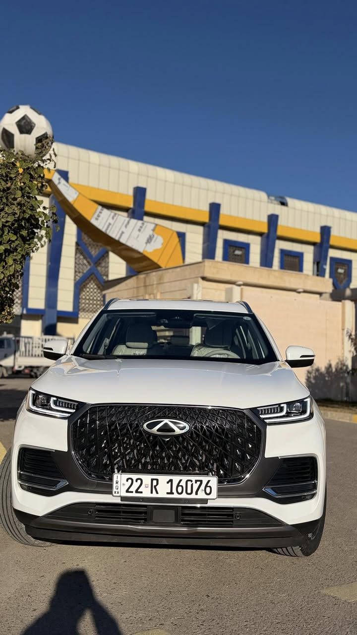 شيري تيكو 8برو هايبرد 
ماشية 2000كم 
العنوان بغداد 
السعر 285$ 
موديل. 2024
كلين تايتل -luxury 
المواصفات الأساسية:
النوع: سيارة SUV هجينة (Plug-in Hybrid).
المحرك: 1.5 لتر تيربو + محرك كهربائي.
القوة: 320 حصان (إجمالية).
عزم الدوران: 510 نيوتن متر.
ناقل الحركة: DHT (ناقل حركة مباشر هجين).
نظام الدفع: دفع أمامي.
سعة البطارية: 19.27 كيلو واط/ساعة.
المدى الكهربائي: 75 كم لكل شحنة.
استهلاك الوقود: حوالي 4 لتر/100 كم (في الوضع الهجين).
التسارع (0-100 كم/س): حوالي 7.6 ثواني.
المقاعد: 5 مقاعد (تتوفر بـ 7 مقاعد في بعض الفئات). 
التقنيات والميزات:
الشاشات: شاشة معلومات ترفيهية وشاشة عدادات رقمية مدمجة مقاس 24.6 بوصة.
نظام الصوت: نظام صوتي فاخر من سوني مع 8 أو 10 مكبرات صوت.
الشحن: شاحن لاسلكي للهواتف.
ميزات أخرى: كاميرا 360 درجة، فتحة سقف بانورامية، فتح وإغلاق كهربائي لباب الصندوق الخلفي، تشغيل بضغطة زر. 
السلامة والأمان:
الوسائد الهوائية: 6 وسائد هوائية.
أنظمة مساعدة السائق: نظام الثبات الإلكتروني، مساعدة الفرامل الطارئة، التحكم في نزول التلال، مراقبة ضغط الإطارات، مثبت سرعة ذكي. 

يمكنك الاتصال على الرقم 

***********
