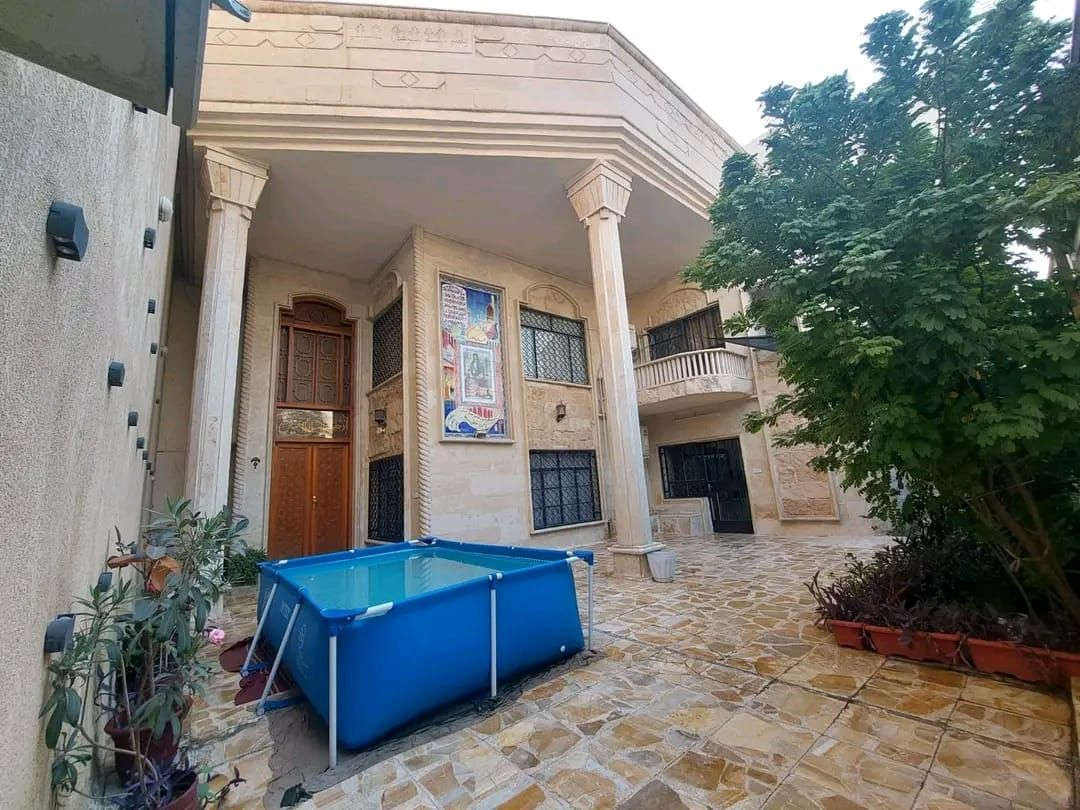 يوجد بيت للبيع 
الكاظمية دور الضباط قريب من شارع العام ٦٠
الفرع الاول لمركز العقم
مساحة ٣٠٤ متر  
البناء نظيف جدا 
بيت بناء مسلح وحجر طبيعي 
واجهة البيت ١٧ متر 
طابقين ونص 
يحتوي على ٦ غرف نوم
ومطبخ وصاله وهول واستقبال كبيره 
٤غرف مخزن و٤ صحيات و٢ مناور
للتواصل اتصال فقط الرقم ‎***********
