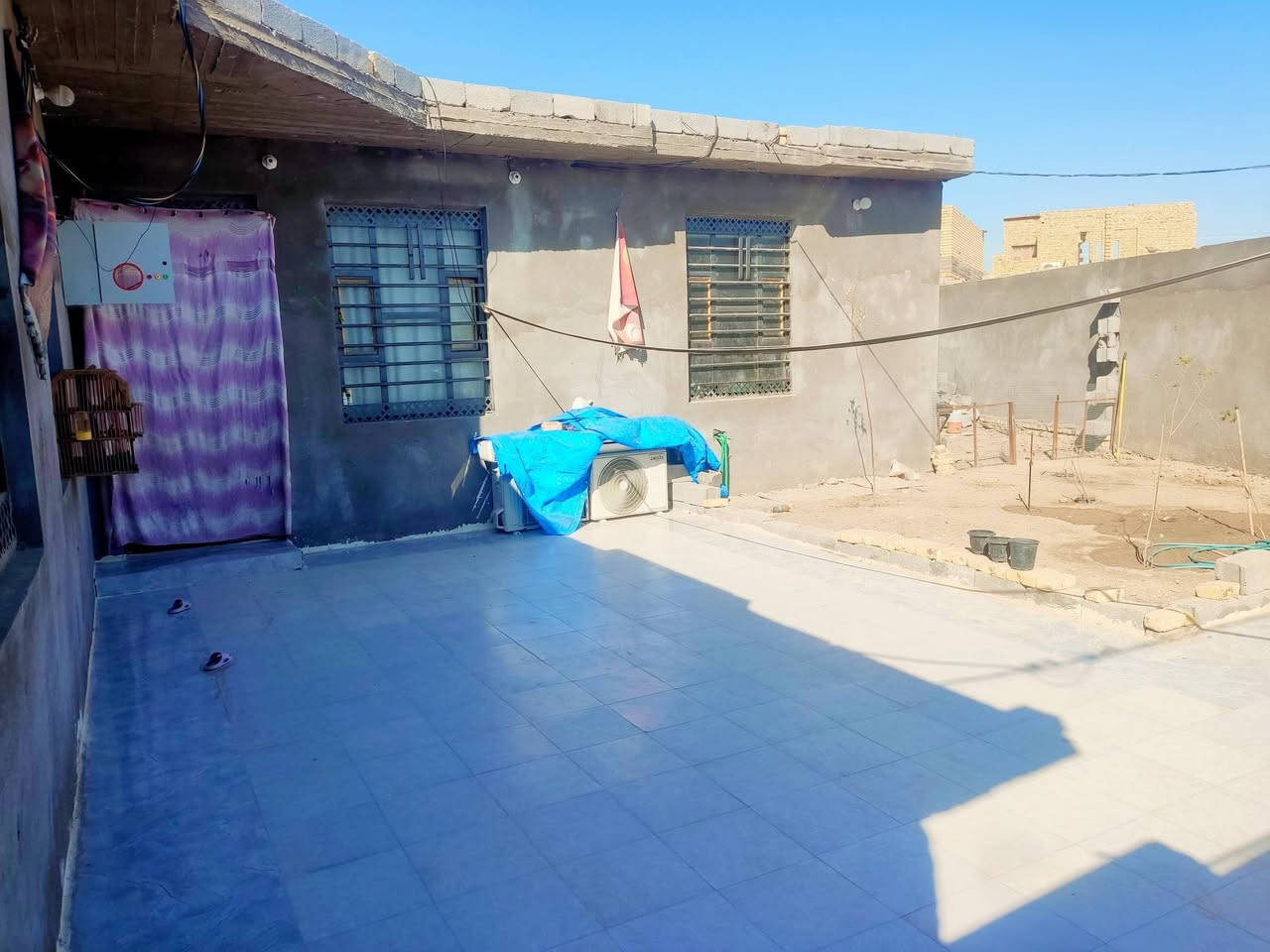 سلام عليكم
بيت زراعي 400م بناء جديد 
بلوك كهربائي وصب 
غرفتين كبار 
صاله 10*4
مطبخ 5*5
صحيات 2
دوانيه 18*4.5
طامه جبره وحديقه 
العنوان حي الصحفين كشمره 
قبل لا توصل السجن الاصلاحي بشارع الشيخ 
***********وساب
