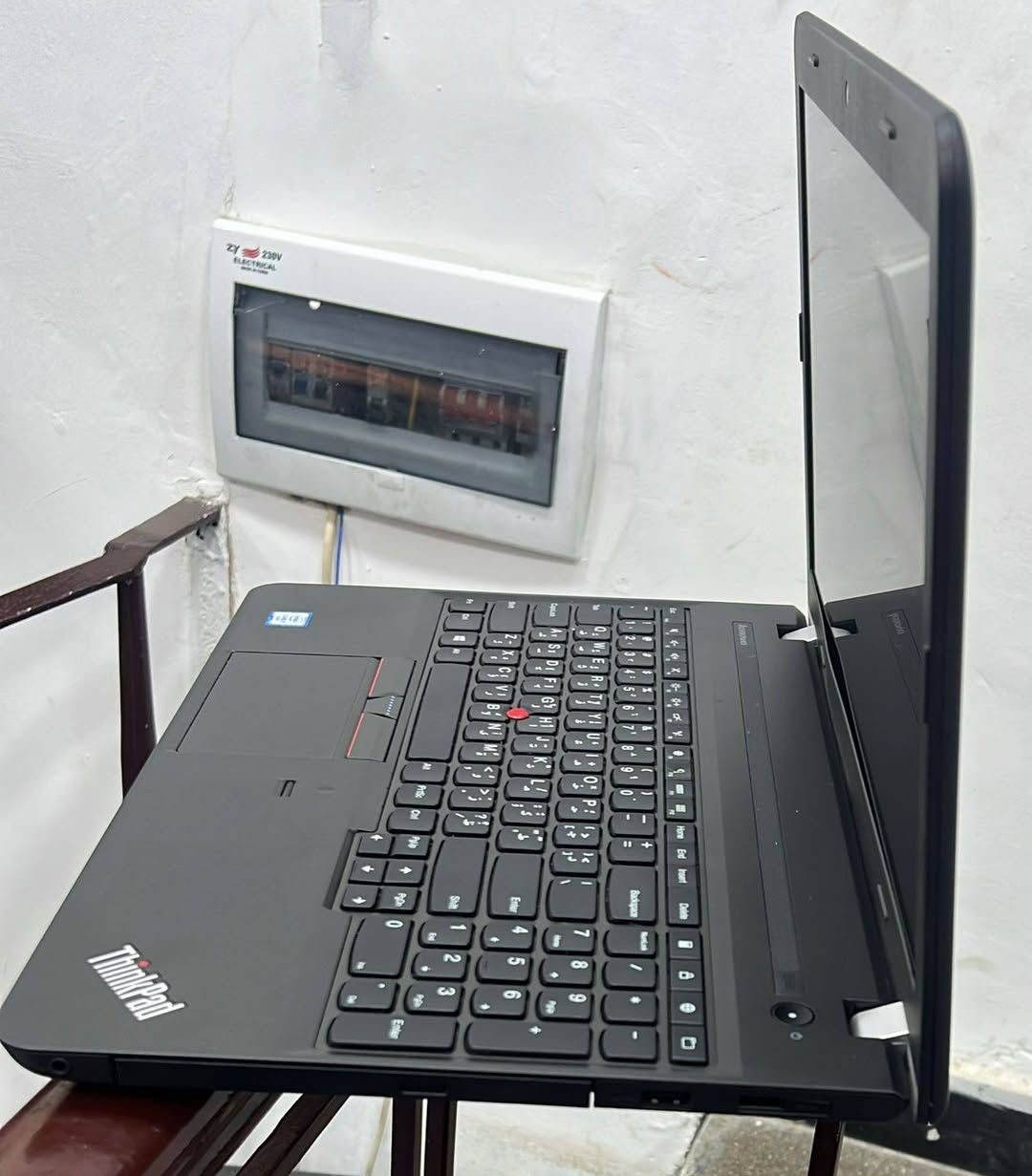 لابتوب Lenovo ThinkPad E560
#نظافة شرط مائة بالمائة 
#بطارية لاتقل عن ساعتين 

جهاز عملي قوي مناسب للدراسة والعمل المكتبي وتشغيل البرامج اليومية بسلاسة مثل الأوفيس والتصفح والبرامج الجامعية.
اختيار ممتاز لمن يريد جهاز اعتمادي من سلسلة ThinkPad المعروفة بالتحمل والجودة.
💻 المواصفات:
• المعالج: Core i7 الجيل السادس فئة U
• الرام: 8GB
• الهارد: 256GB SSD سريع للإقلاع وتشغيل البرامج
• الشاشة: 15.6 إنج بدقة FHD صورة واضحة ومريحة للعين
• الكيبورد:  عربي / إنكليزي اصلي
• كرت الشاشة الداخلي: 4GB Intel
• كرت الشاشة الخارجي: 2GB AMD Radeon R7 M370
🎁 الهدايا المجانية:
• ماوس
• ماوس باد
• حقيبة لابتوب
• الشاحن الأصلي
🛡 الضمان والخدمات:
• فحص كامل قبل الإرسال
• فحص كامل قبل الدفع والاستلام
• ضمان اسبوعين استبدال عند وجود خلل 
• الجهاز جاهز للاستخدام المباشر
📍 الموقع: موصل /موصل الجديدة 
بين مجسر الجديدة ودورة عبواليسي
🚚 التوصيل متوفر إلى جميع المحافظات
📞 للتواصل واتساب:***********
💰 السعر: 295 الف  دينار عراقي
مع التوصيل وحقيبة وماوس
