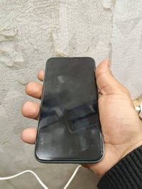 ايفون 11 عادي الجهاز بي الضهر مفطور وبصمه الوجه واكفه وبطاريه اصليهه ل...