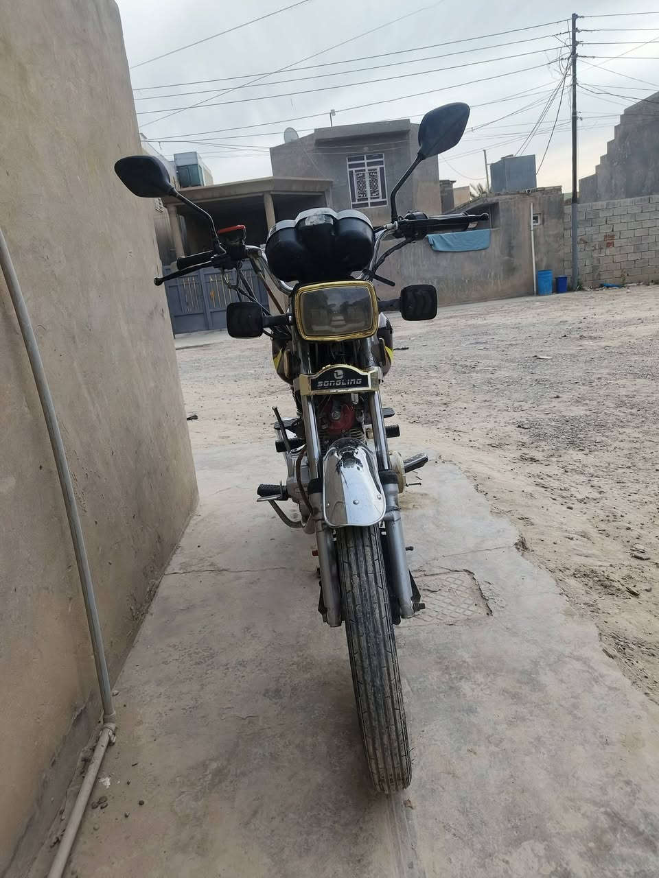 ايراني مديل ٢٤ للبيع او مراوس حسب القناعه محرك مفتوح لاتنقيص ولا تبخير
نواقصها اشاير وره وبك لايت والباتري ضعيف  المكان سامراء السعر 475 الف وبي مجال اشويه


**إذا كنت صاحب هذا الإعلان وتريد حذفه لأي سبب، رجاءا أرسل رسالة إلى الدعم الفني**