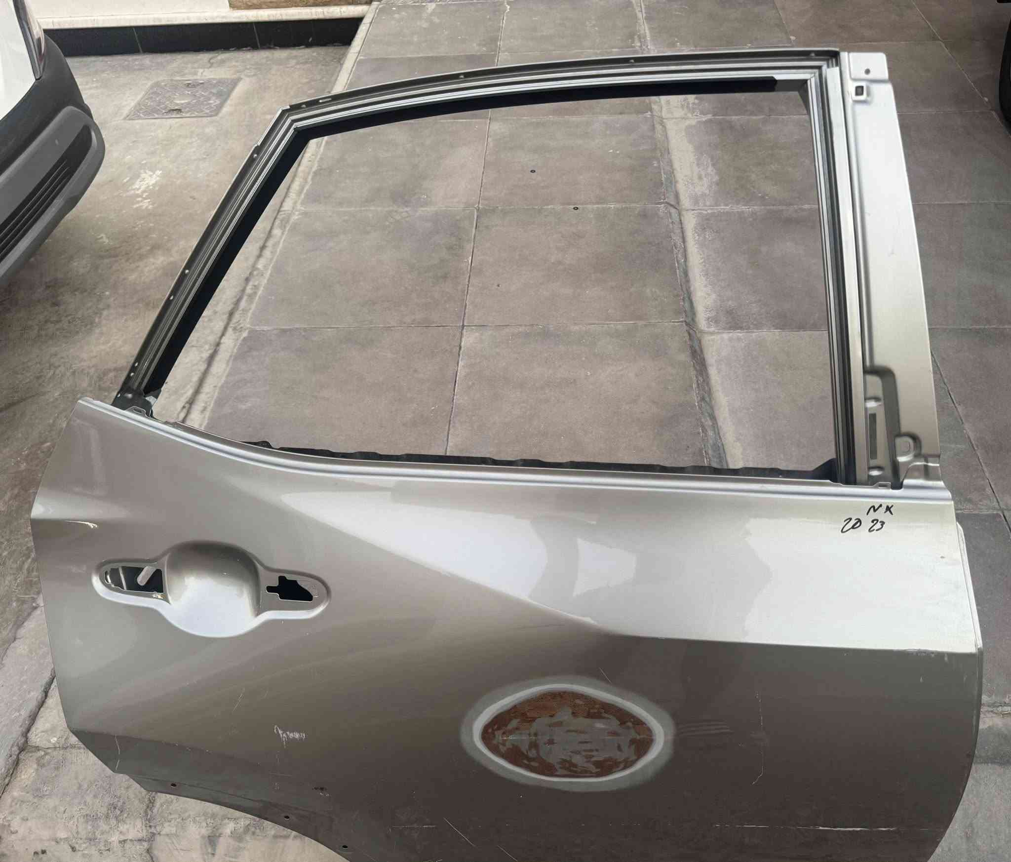 باب لكزس NX يمين خلفي اصلي مختوم
مع نرمادات عدد ٢
بحالة جيدة
نظافة ٩٠٪؜
سبب البيع… عدم الحاجه
غير مصلحة مسبقاً
غير مصبوغة
المكان بغداد - اليرموك
***********
مكالمة او وتس اب
السعر ٥٠٠$

تتطابق مع موديلات لكزز
2022, 2023, 2024, 2025
Lexus Nx 250
Lexus Nx 350
Lexus Nx 350h
Lexus Nx 450h+

Manufacturer:
Lexus door shell
Part Number:
67003-F6010
Replaces:
67003-78040
Positions:
Rear Right
