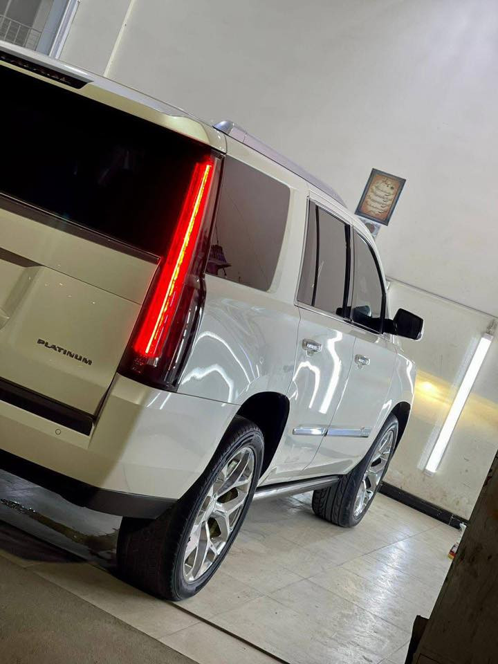 ..كدلاك اسكاليد .بلاتنيوم.موديل 2016 .اعلى فئه بلمواصفات ..ادوات .. ادوات ...دخول جديد.سياره جديد بمعنى الكلمه ..كير محرك بلكارتون ..سياره جاهزه من كلشي ..كفاله من الكص .. 
والضربه .. والسرقه . والعشائر .. متوم طبق الاصل  درجة اولى مكان بصره السعر 180 .بيها مجال للأستفسار ***********
