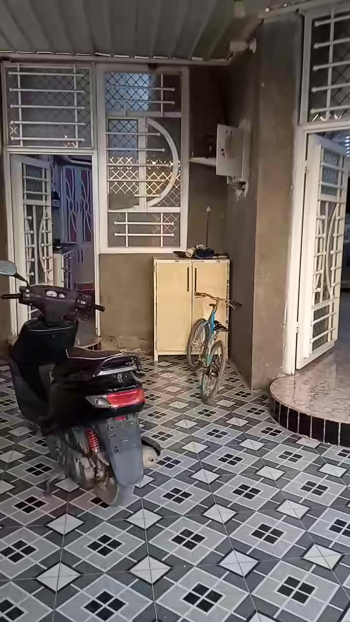 بيت للبيع مساحه 300
اصلاح زراعي 
بكرلي الرابعه 
سعر 53
***********
