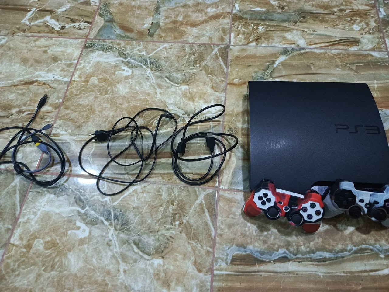 ابلي 3 سلم مهكر مستخدم نظيف للبيع معه كل ملحقاته 500 كيكا العاب سستم كامل +كارتون+ جوستكات عدد 2 مغلفات+كيبل شاحن العنوان كركوك الاستفسار على الرقم *********** موجود مازنجر
