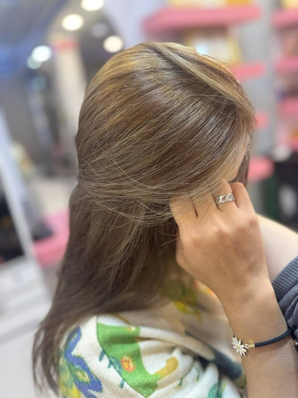 ✨💥 صالون لانا يقدم لكِ أجمل العروض وبأسعار تنافسية لا تُفوت! 🎉
*********** ☎️ واتساب
👰 تجهيز العروس بالكامل:
✅ رموش، عدسات، طلاء جسم، تنظيف بشرة، مع هدية مميزة 🎁
💸 بسعر خاص:200 ألف فقط!

🎉 عروض خاصة للمدعوات 🎉
💄 تسريحة + مكياج: 40 ألف فقط
💋 مكياج مدعوة: 20 ألف فقط

💍 باقة عقد القران:
👰 مكياج + تسريحة: 100 ألف

🌸 حنّة العروس:
✨ فقط بـ 75 ألف

🧖‍♀️ تنظيف البشرة والعناية:

تنظيف بشرة + واكس وجه: 15 ألف
تنظيف بشرة فقط: 10 ألف
💇‍♀️ عروض صبغ الشعر مع التخصيل:

شعر قصير: 40 ألف
شعر متوسط: 50 ألف
شعر طويل: 65 ألف

✂️ قص الشعر والعناية:
قص شعر + تنظيف بشرة + واكس وجه: 25 ألف
شسوار + قص شعر: 15 الف فقط🚿

💆‍♀️ معالجات الشعر:

الشعر القصير: 50 ألف
الشعر المتوسط: 75 ألف
الشعر الطويل: بعد المعاينة ويتراوح السعر من 100الى 150

✨ اختاري الأناقة والتميز بأسعار تناسب الجميع! ✨

📍 العنوان: حلة شارع 40، مقابل مطعم صاج البندقية، داخل فرع ريحانة سابقاً.
📞 للحجز والاستفسار: *********** ☎️ واتساب
00776 449 8488☎️ واتساب
💖 احجزي الآن وكوني نجمة المناسبة! 💖
