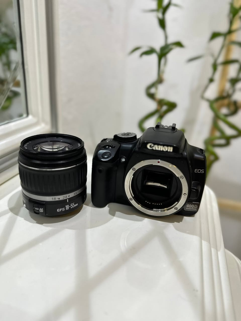Canon EOS كاميرا
بدقة 0.1
ميجابكسل
Canon عدسة
18-55mm
شاشة 2.5 إنش
فلاش مدمج
تدعم تبديل العدسات
الملحقات
٧ بطارية
٧ كارت ذاكرة
٧ كيبل نقل الصور
٧ حزام الكاميرا
حالة الكاميرا
الكاميرا نظيفة جددا استخدام
خفيف وما بيها أي عطل أو خدش مؤثر وكل وظائفها تعمل
بكفاءة جاهزة للاستخدام
مباشرة بدون الحاجة لأي
إضافات

 للاستفسار أو الحجز راسلني على الخاص📲
***********

