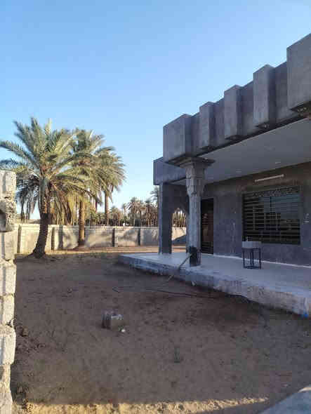 السلام عليكم
للبيع دونم ملك صرف مع بيت كامل غير مسكون ( زيرو ) 
في بغداد تاجي شاطئ التاجي قرب جامع الامام علي عليه السلام  يبعد عن الشارع الرئيسي 300 متر 
يتكون البيت من 
صالة ضيوف 7×4.5
مطبخ 6×4
حولي 11×4.5
ثلاث غرف نوم  5.5×4.5
 نقص ابواب داخلية و ظفيرة كهرباء 
اي استفسار 
***********
***********
