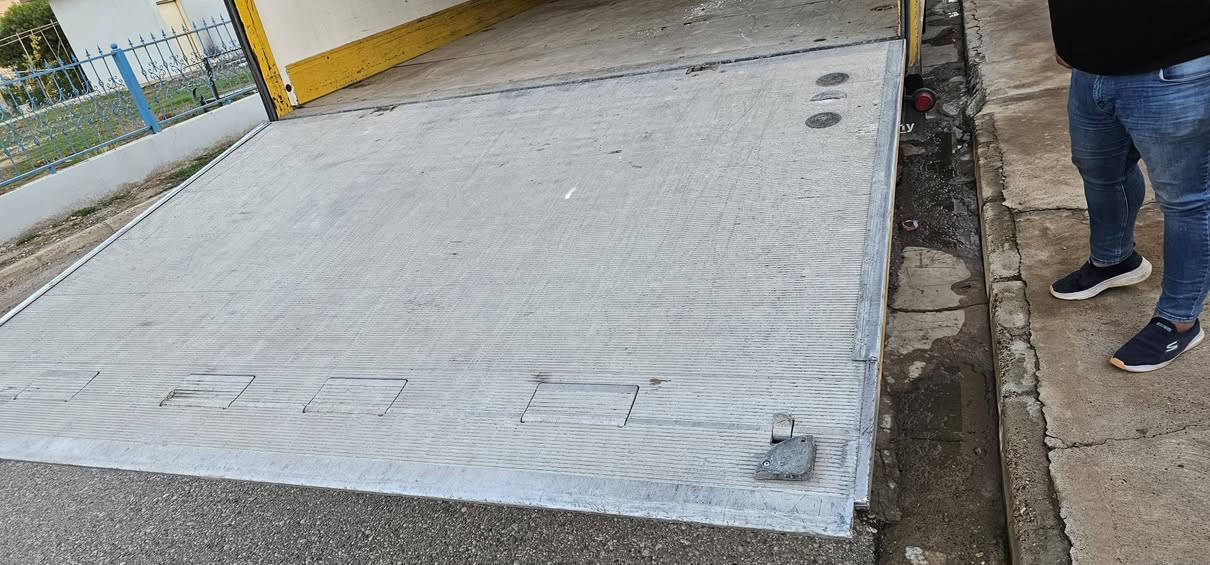 سلام عليكم من رخصه مدير الكروب للبيع حافظه اتيكو اصلي طول ٧ وربع مع باب جك لاستفسار ***********
