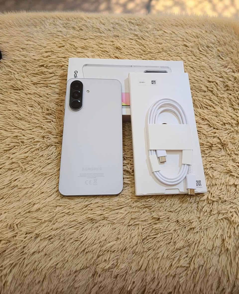 ‏محلقات بعدها ممفتوحه دبل سيم كارت
‏​الذاكرة 256 انتبه رام عشوائيه 12 + 12 مو 8 
‏مكاني الديوانية.قضاء الشامية
‏السعر 465 ماعندي توصيل
‏تواصل على واتساب فقط ‎***********
‏
