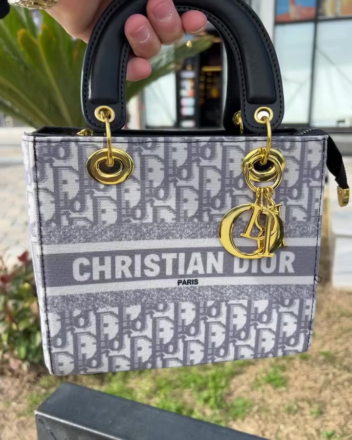 قطعه اخيره
داخل علبته الاصليه من كرستيان ديور
السعر ٢٠ الف بدلا من ٣٥ الف
عروض عروض عروض لمده محدوده


**إذا كنت صاحب هذا الإعلان وتريد حذفه لأي سبب، رجاءا أرسل رسالة إلى الدعم الفني**