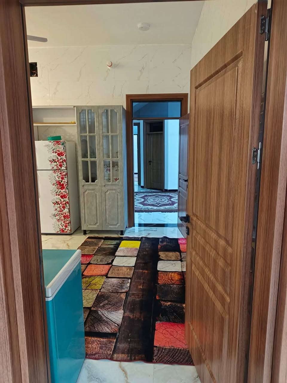 بيت للبيع بناءً حديث مساحه 290 يتكون من استقبل مطبخ صاله 2غرف نوم مجمع صحيات داخاليه  اوخارجه يقع عله طريق السنيه جهت الزوار لل استفسار ***********
