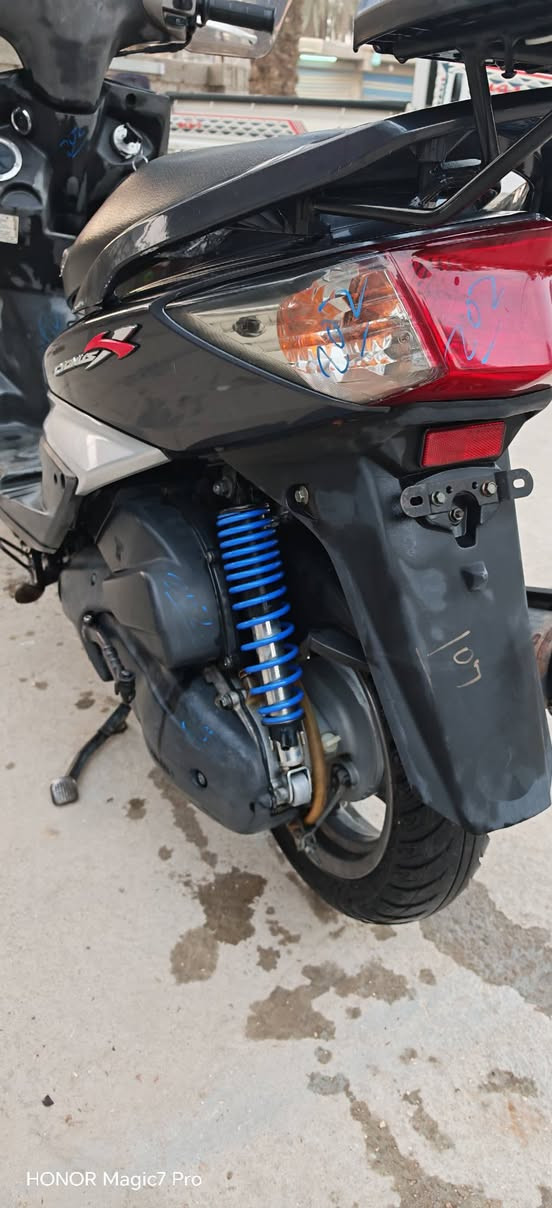 سلام عليكم...  سكنس فحل نوزل وارد ياباني نظافتها موضحة بالصور والفيديو... بيها جهاز انذار وبصمات ثنين مكفولة الكفرات والمحرك والكهربائيات الدراجة بلادية وانطي بيها ضمان سعرها مليون و150 مكاني بغداد محيط الكاظمية ***********
