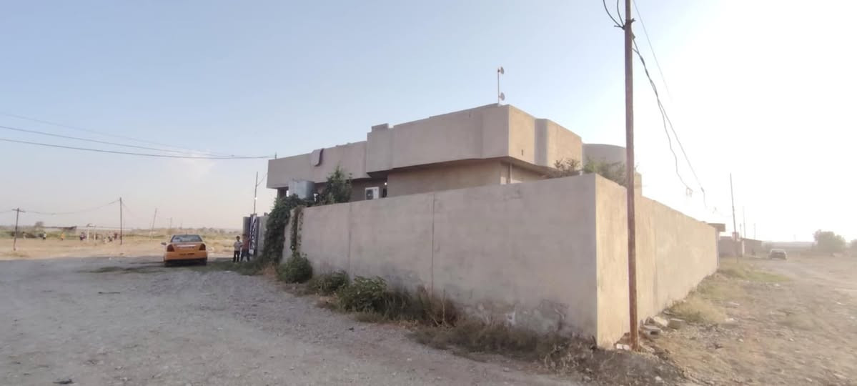 متوفر بيت في جاوي الجوسق مساحة 400 متر 
مساحة البناء 250 
ثلاث غرف نوم استقبال وهول ومشتملات 
بسعر جدا مناسب 
للتواصل على الخاص او اتصل
***********
